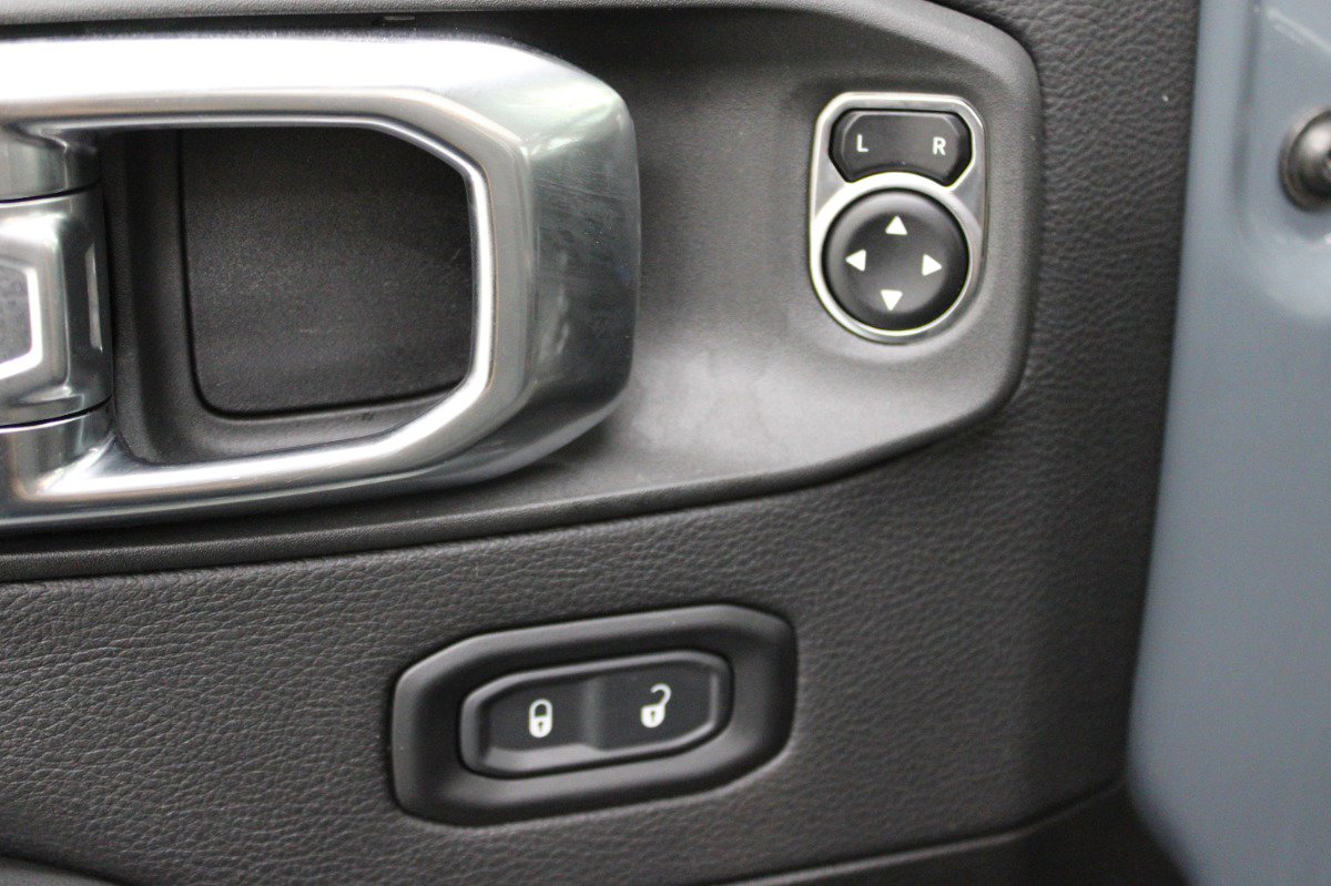 Used 2025 Jeep Wrangler Unlimited Sahara w/ Safety Group image 16