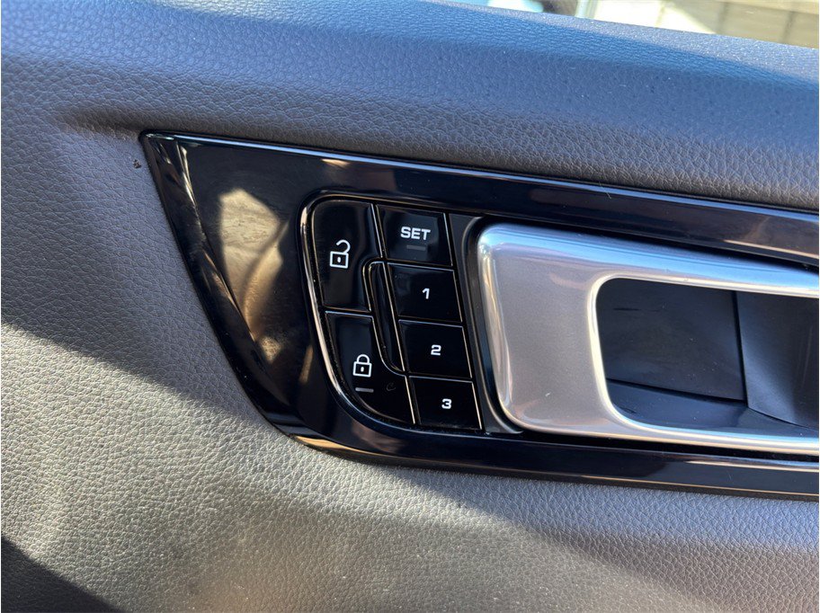 Used 2019 Porsche Cayenne w/ Premium Package AWD/4WD image 49