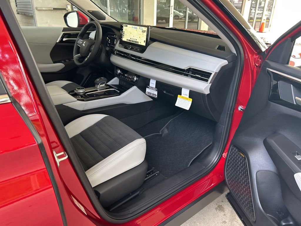 New 2025 Mitsubishi Outlander SE image 24