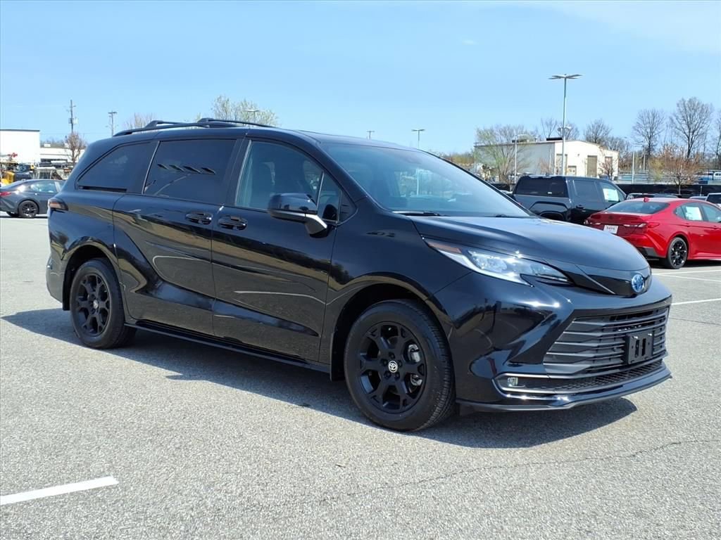 Used 2025 Toyota Sienna XLE Woodland Edition image 2