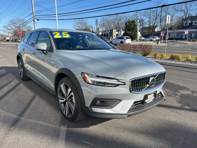 Used 2025 Volvo V60 B5 Cross Country Plus image 6