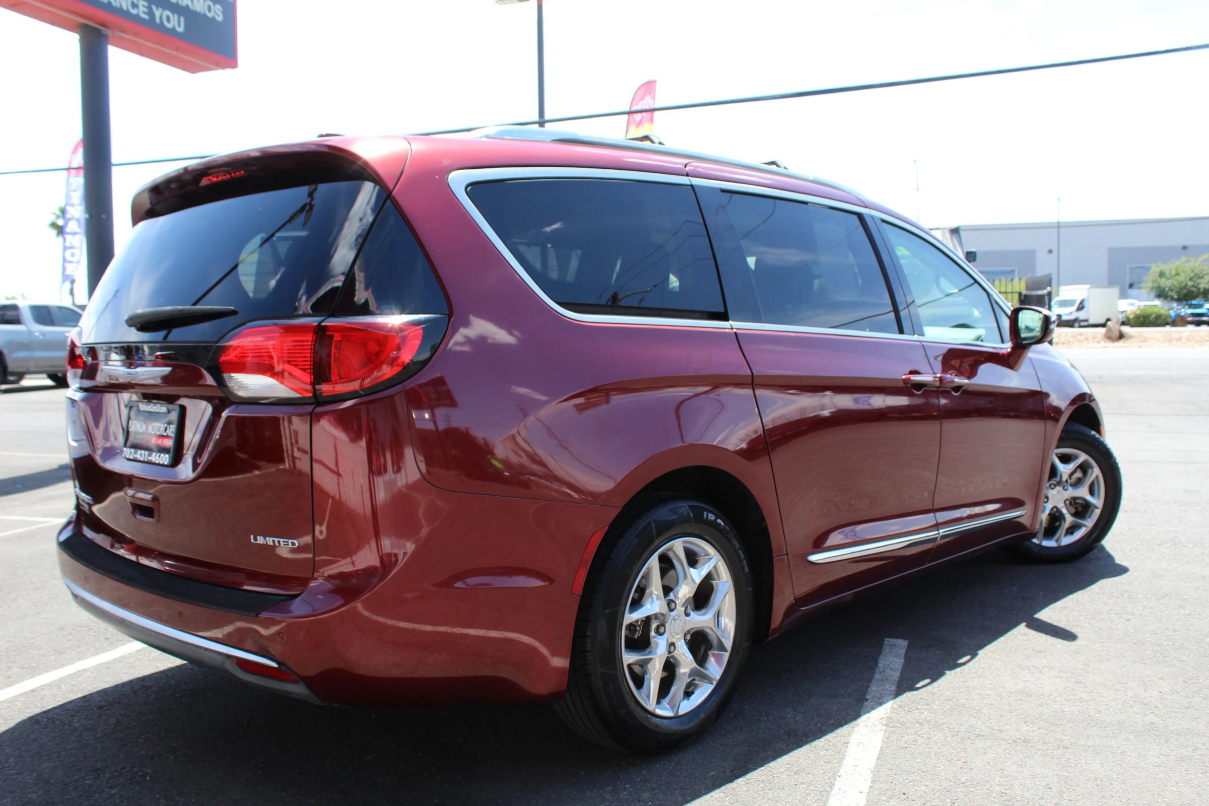 Used 2018 Chrysler Pacifica Limited FWD image 2