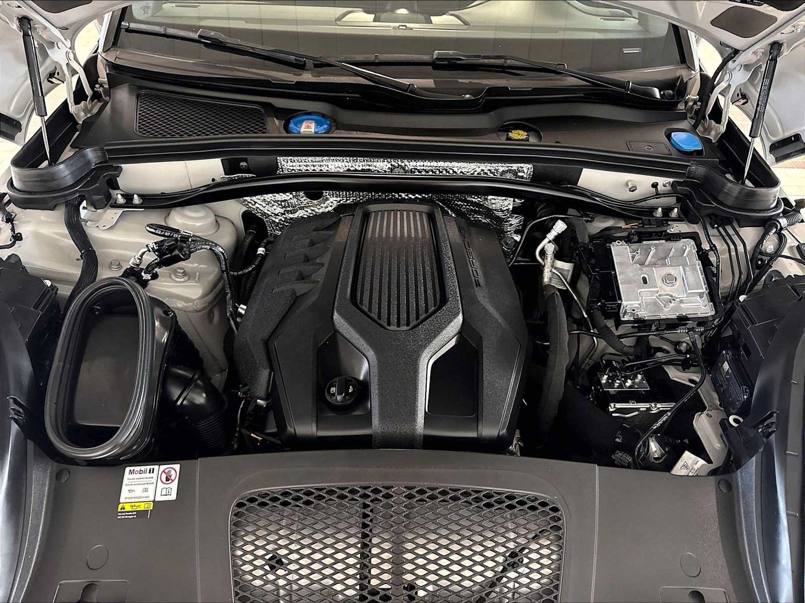 Used 2023 Porsche Macan AWD/4WD image 24