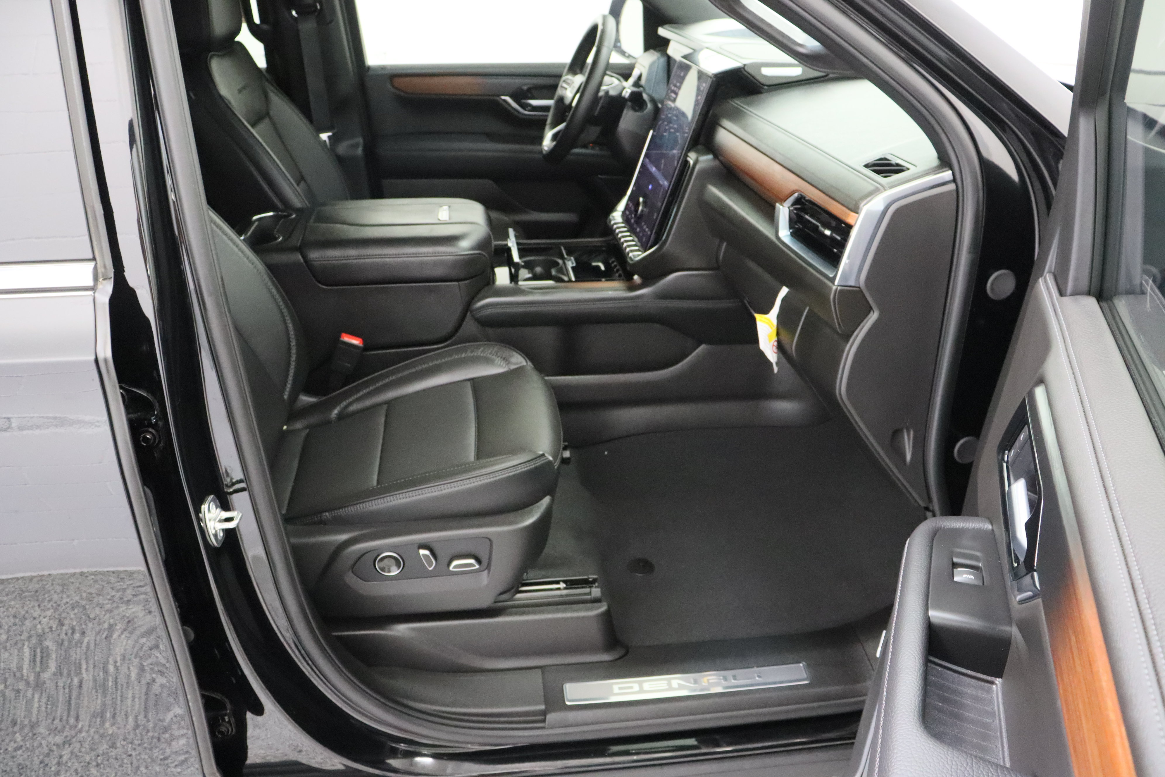 Used 2026 GMC Yukon Denali w/ Denali Reserve Package AWD/4WD image 44
