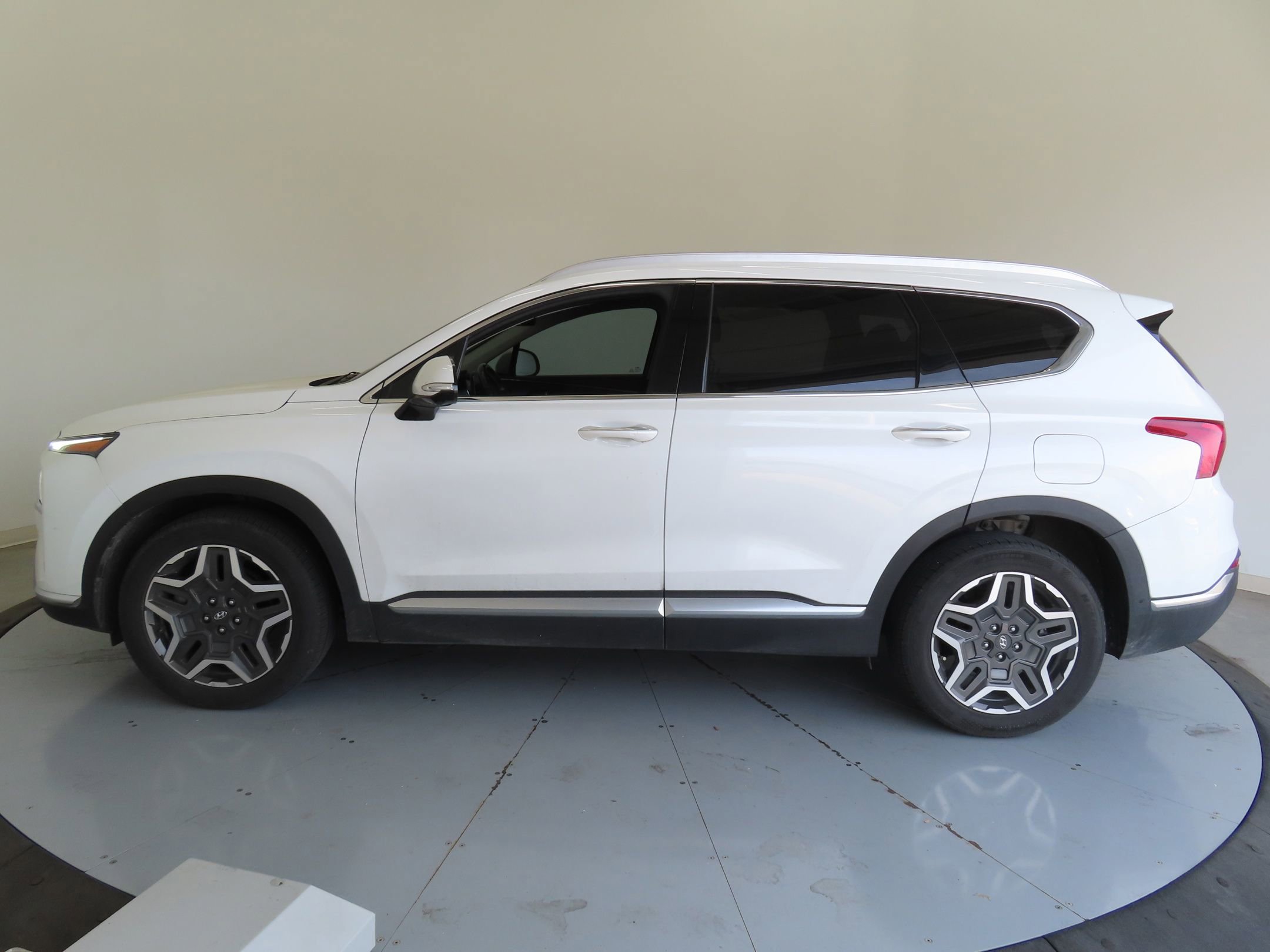 Used 2022 Hyundai Santa Fe Limited FWD image 7