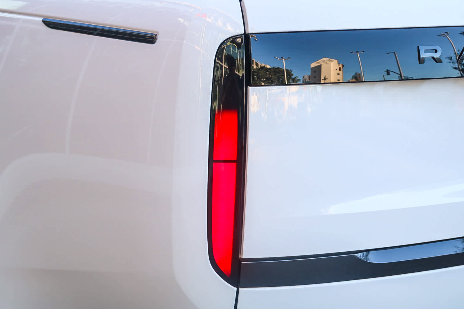 Used 2025 Land Rover Range Rover SE image 9