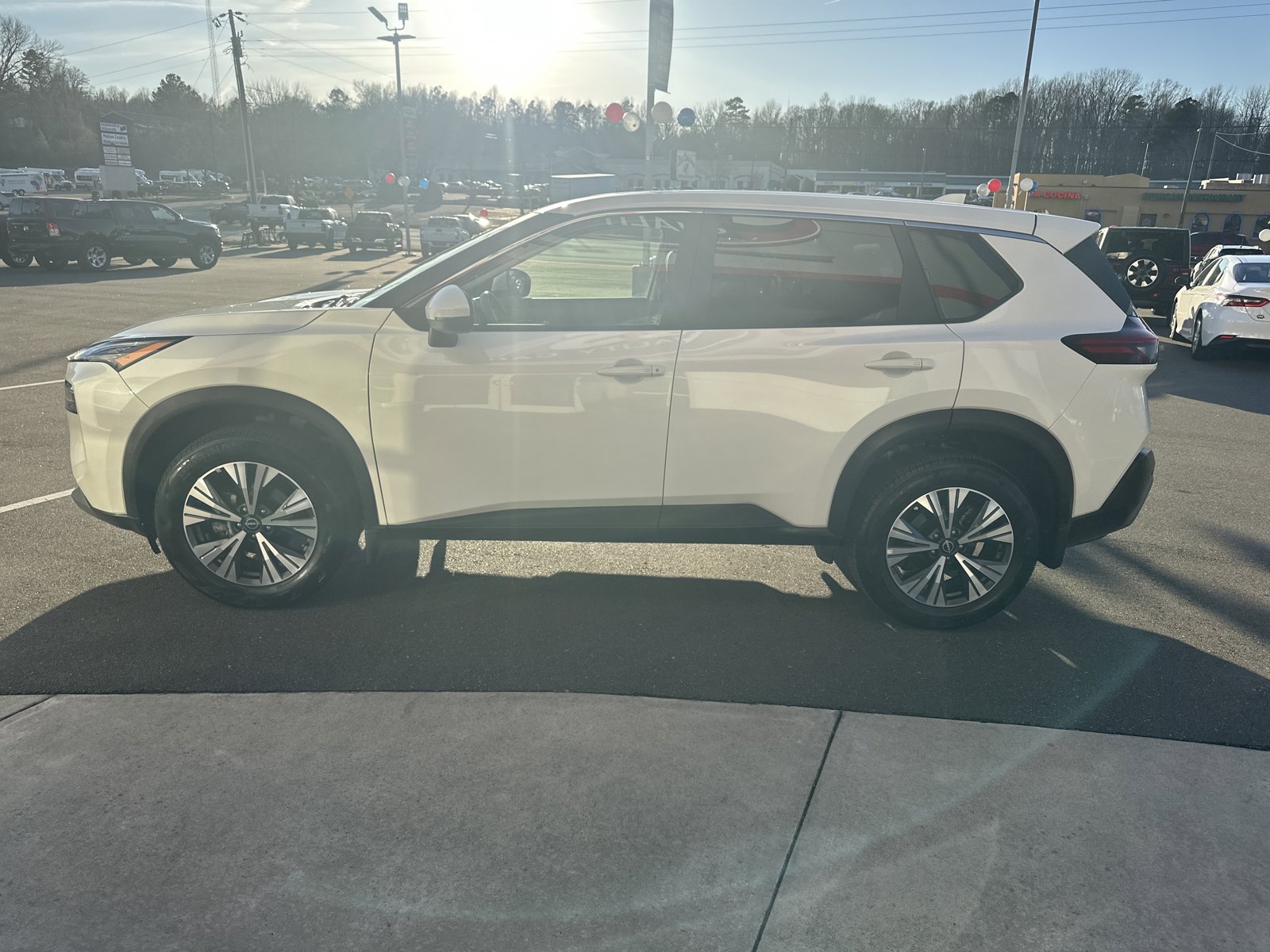 Used 2022 Nissan Rogue SV AWD/4WD image 5
