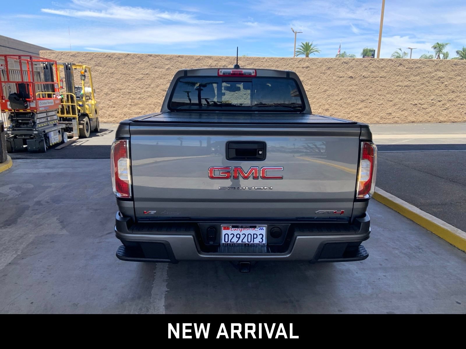 Certified 2022 GMC Canyon AT4 w/ Trailering Package AWD/4WD image 5