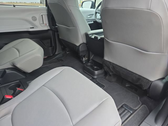 Used 2025 Toyota Sienna XLE image 11