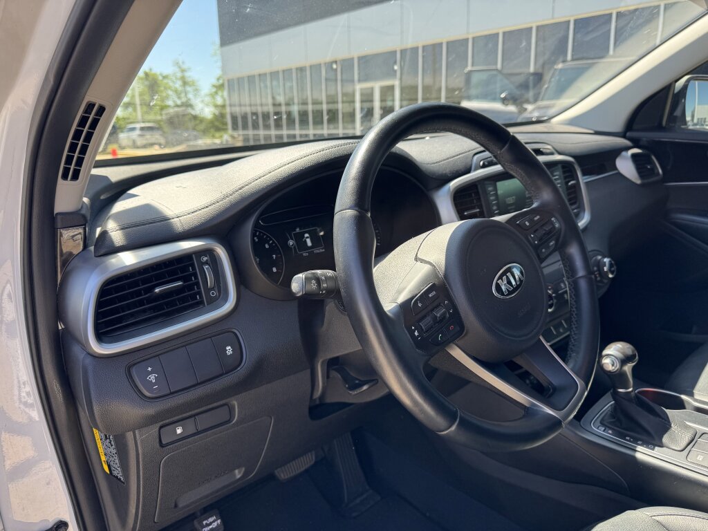 Used 2017 Kia Sorento LX w/ LX Convenience Package image 15