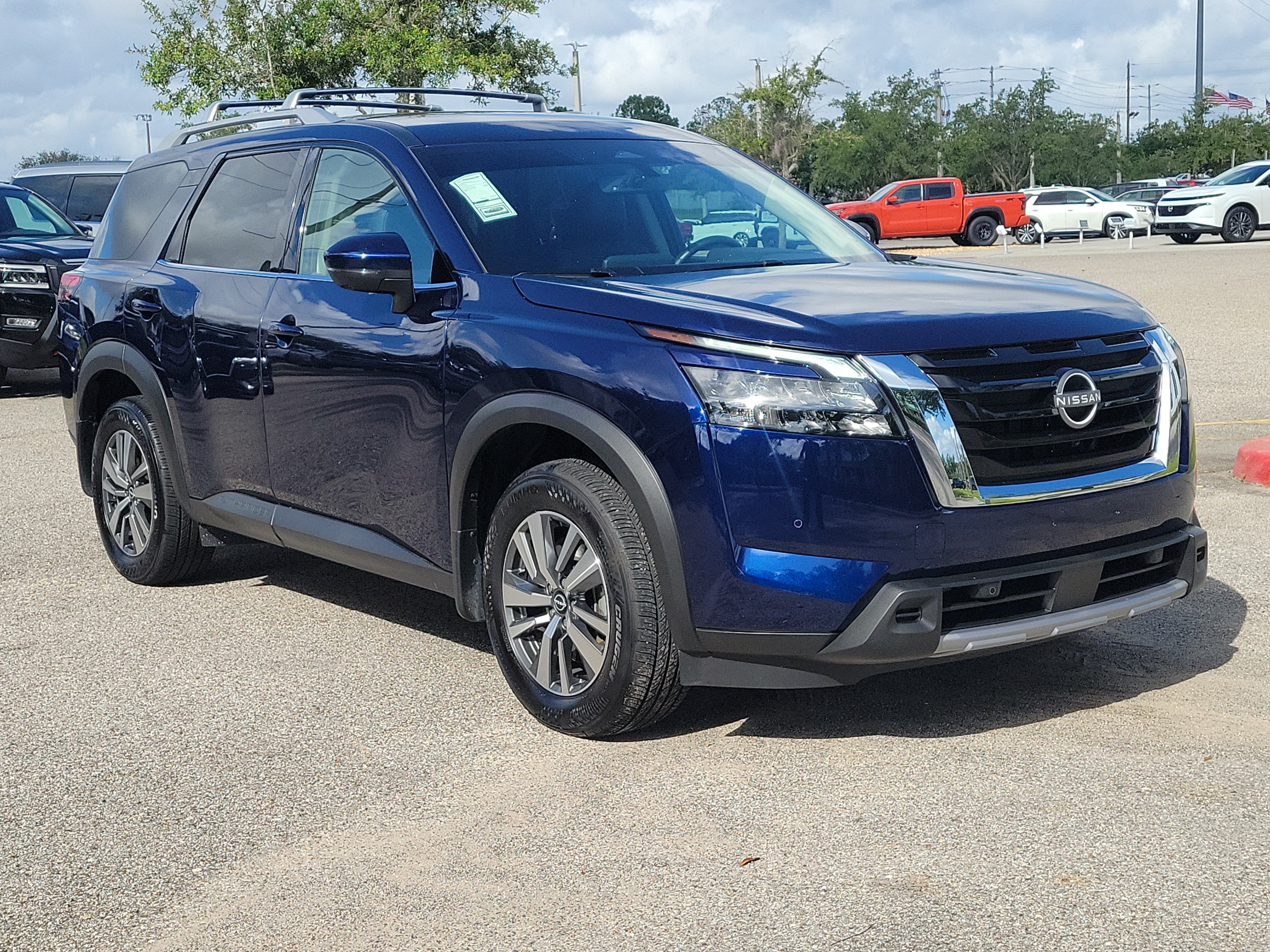 Certified 2025 Nissan Pathfinder SL FWD image 3