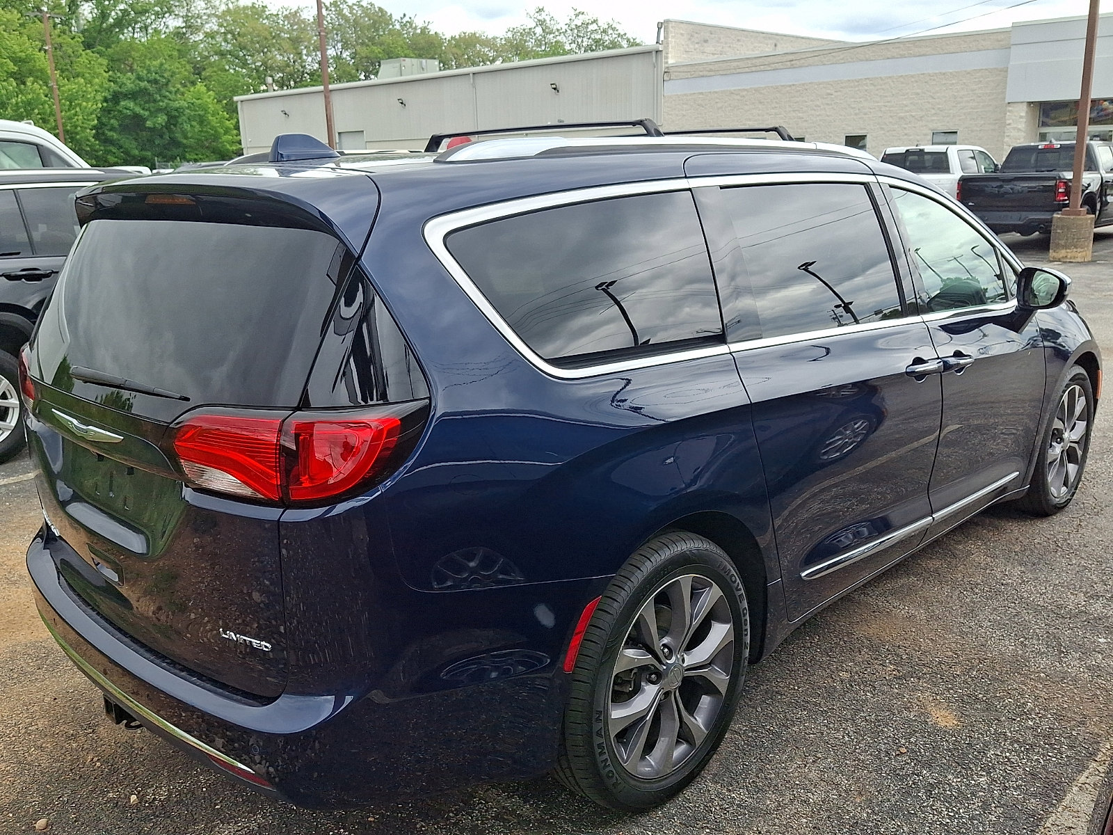 Used 2019 Chrysler Pacifica Limited w/ Tire & Wheel Group FWD image 5