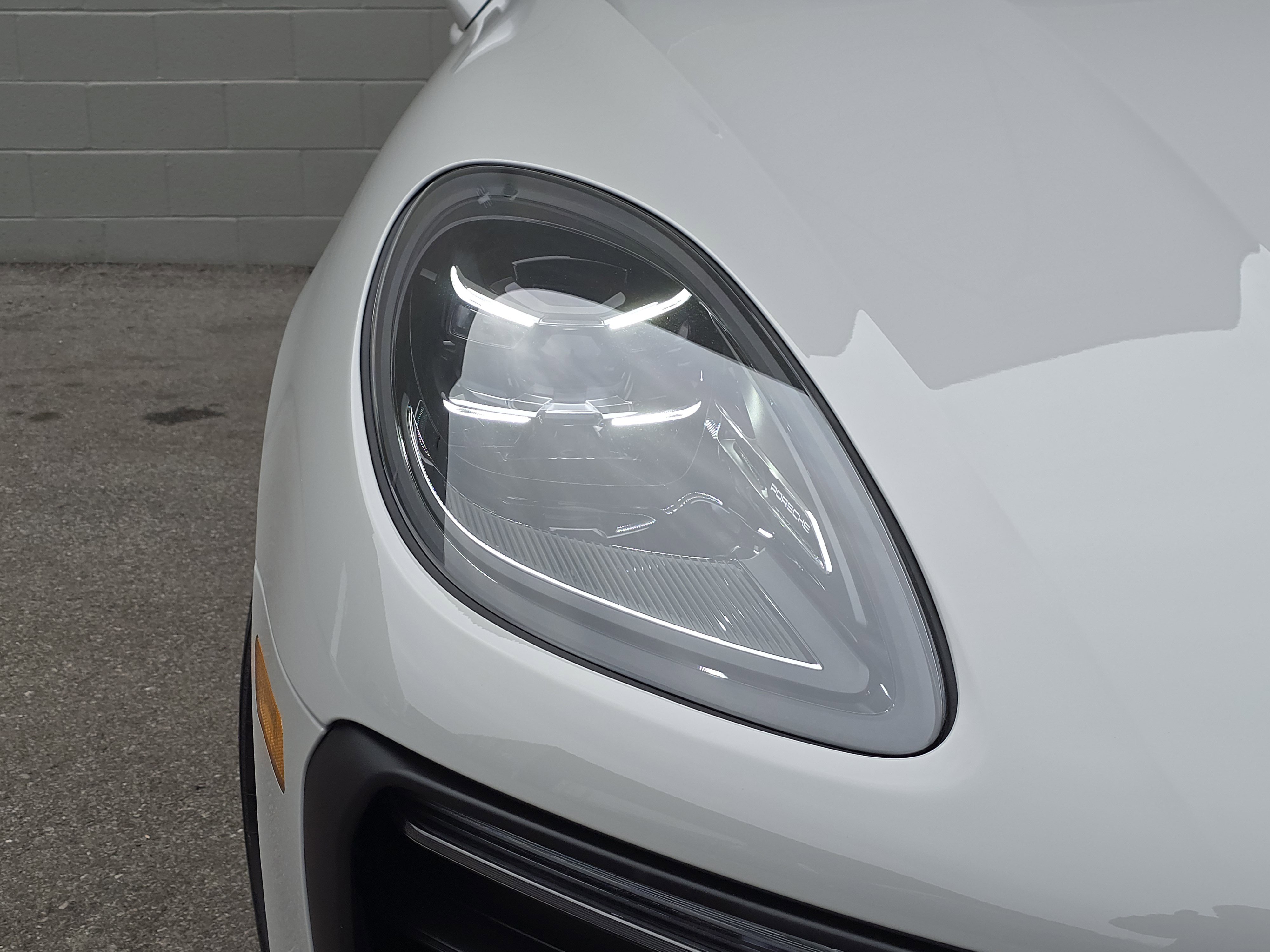 Certified 2025 Porsche Macan AWD/4WD image 11