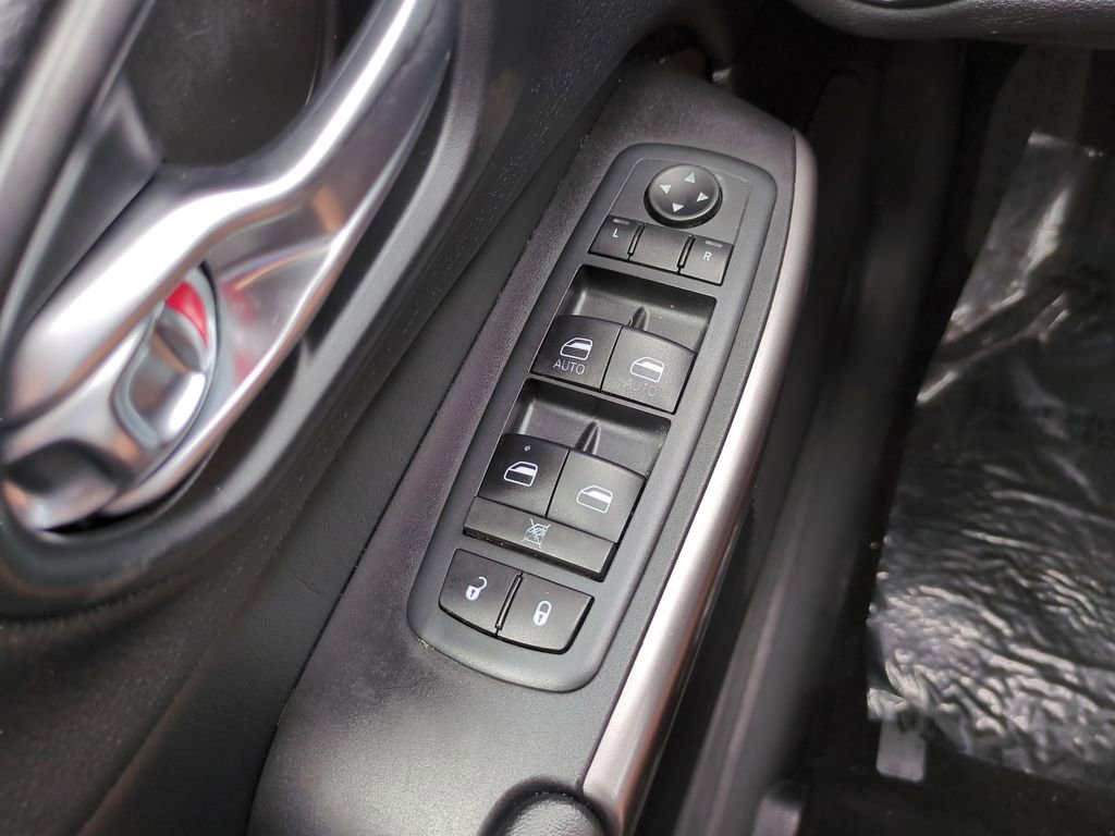 Used 2020 Jeep Cherokee Latitude Plus w/ Trailer Tow Group FWD image 19