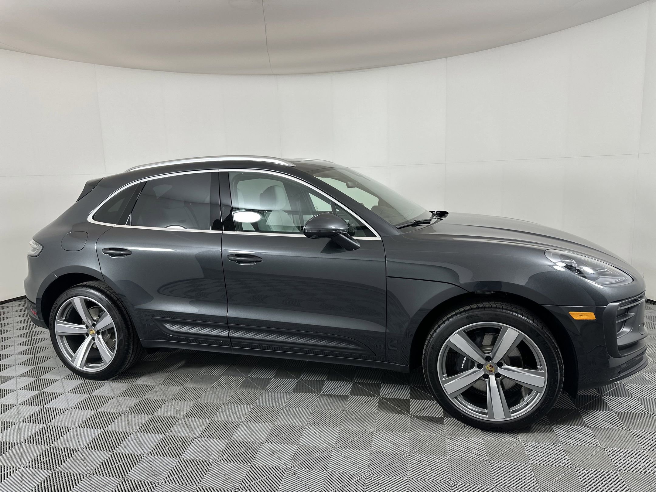 Certified 2025 Porsche Macan image 8