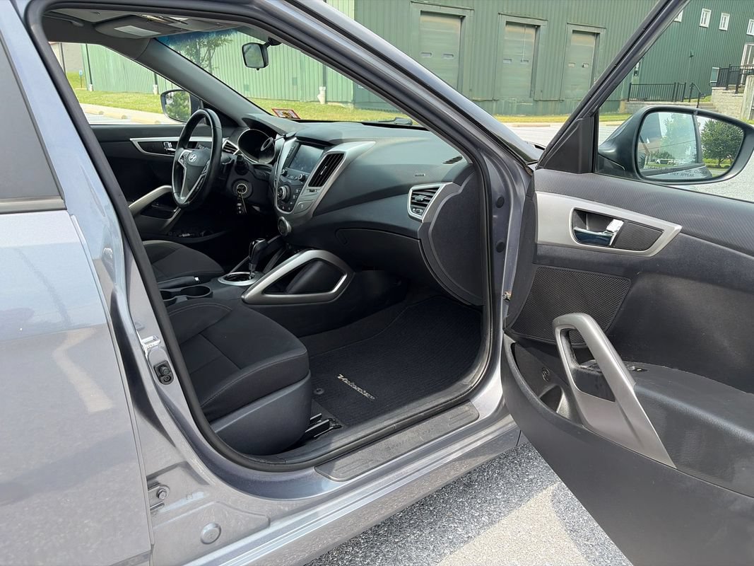 Used 2017 Hyundai Veloster FWD image 11