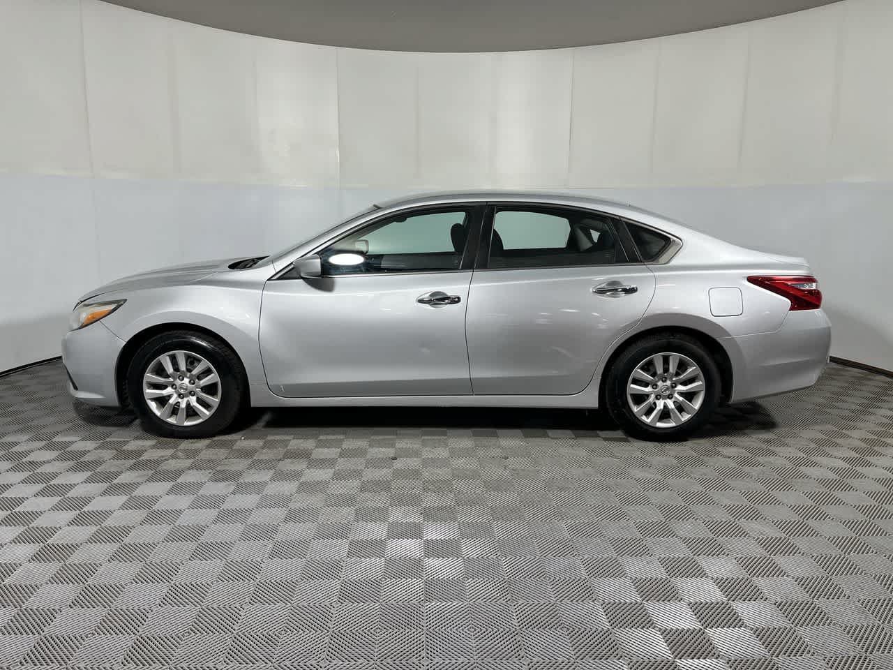Used 2016 Nissan Altima 2.5 S w/ Power Driver Seat Package FWD image 5