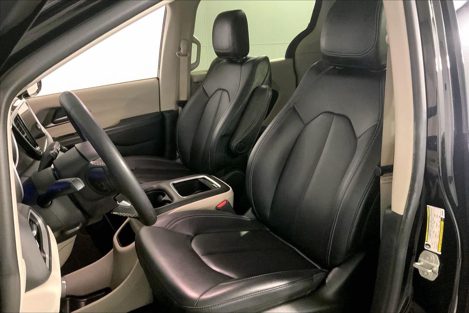 Used 2024 Chrysler Pacifica Touring-L FWD image 22