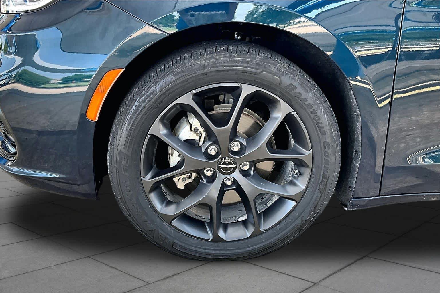 Used 2021 Chrysler Pacifica Touring w/ S Appearance Package FWD image 10