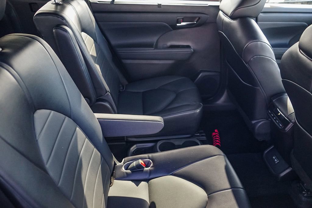 Used 2022 Toyota Highlander XLE image 19