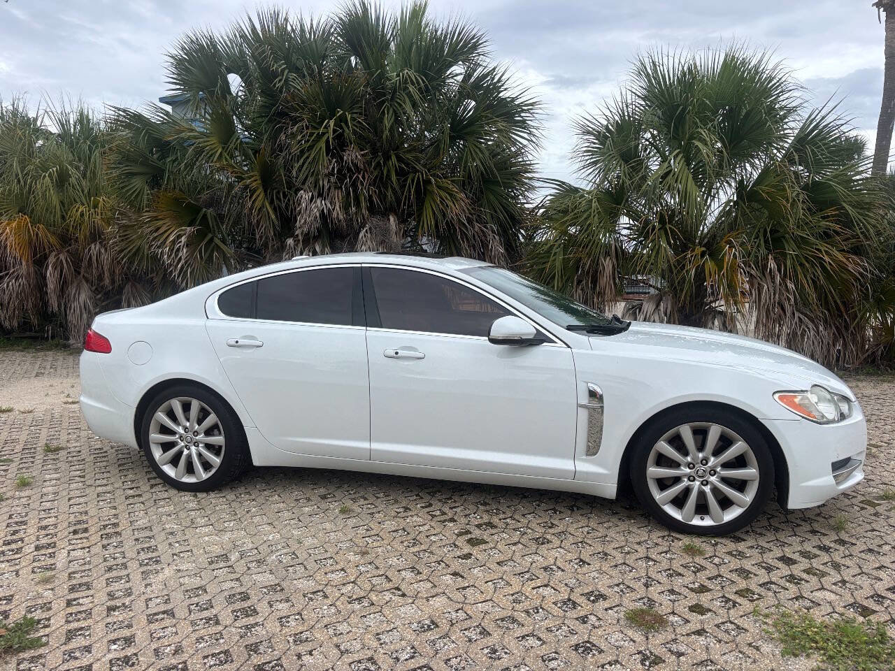 Used 2011 Jaguar XF Premium RWD image 1