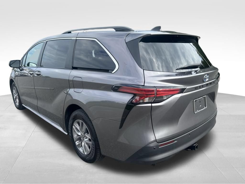 Certified 2022 Toyota Sienna XLE w/ XLE Plus Package FWD image 3