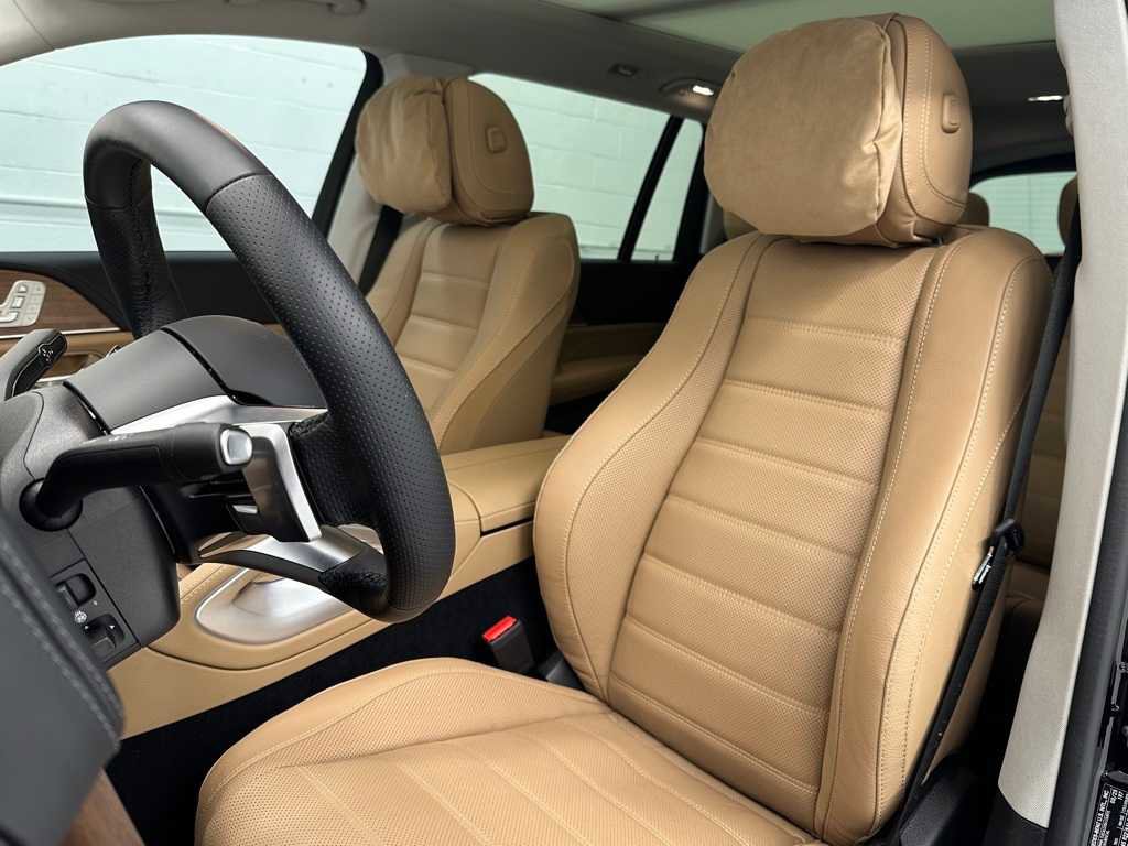 Used 2025 Mercedes-Benz GLS 580 4MATIC image 12