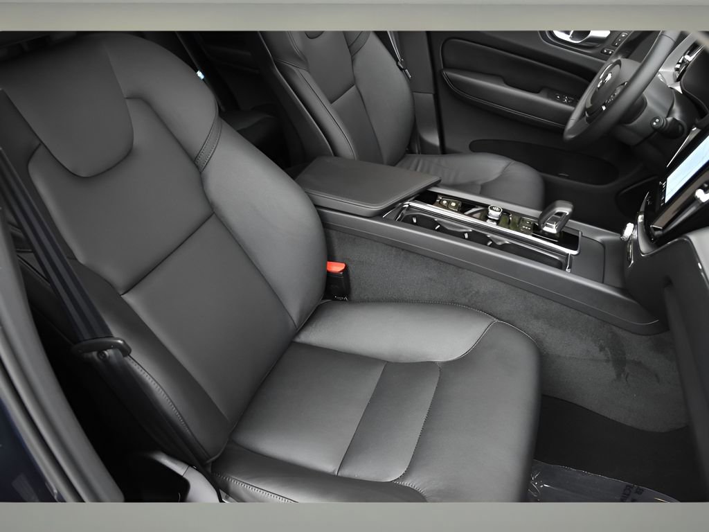 Certified 2025 Volvo XC60 B5 Core image 31