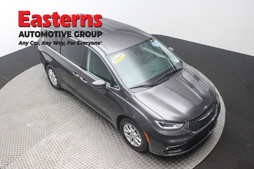 Used 2023 Chrysler Pacifica Touring-L FWD image 3