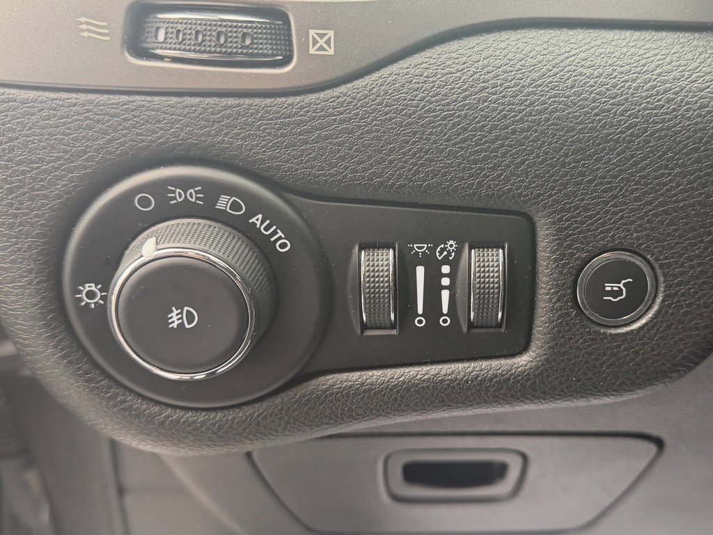 Used 2021 Jeep Cherokee Limited image 23