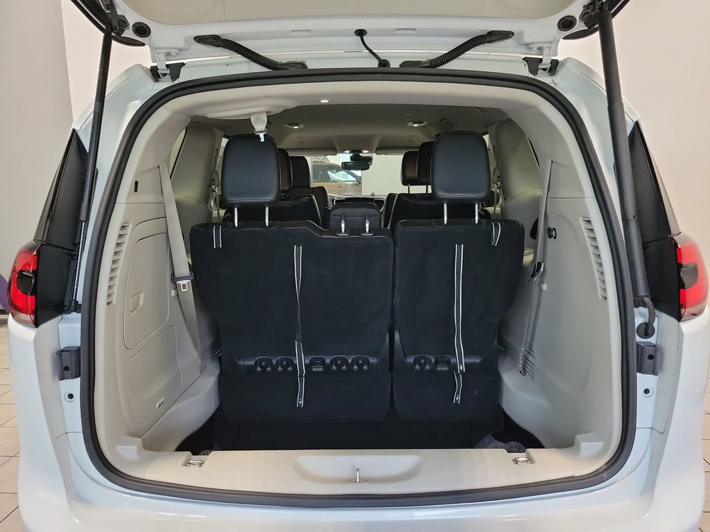 Used 2023 Chrysler Pacifica Touring-L FWD image 14