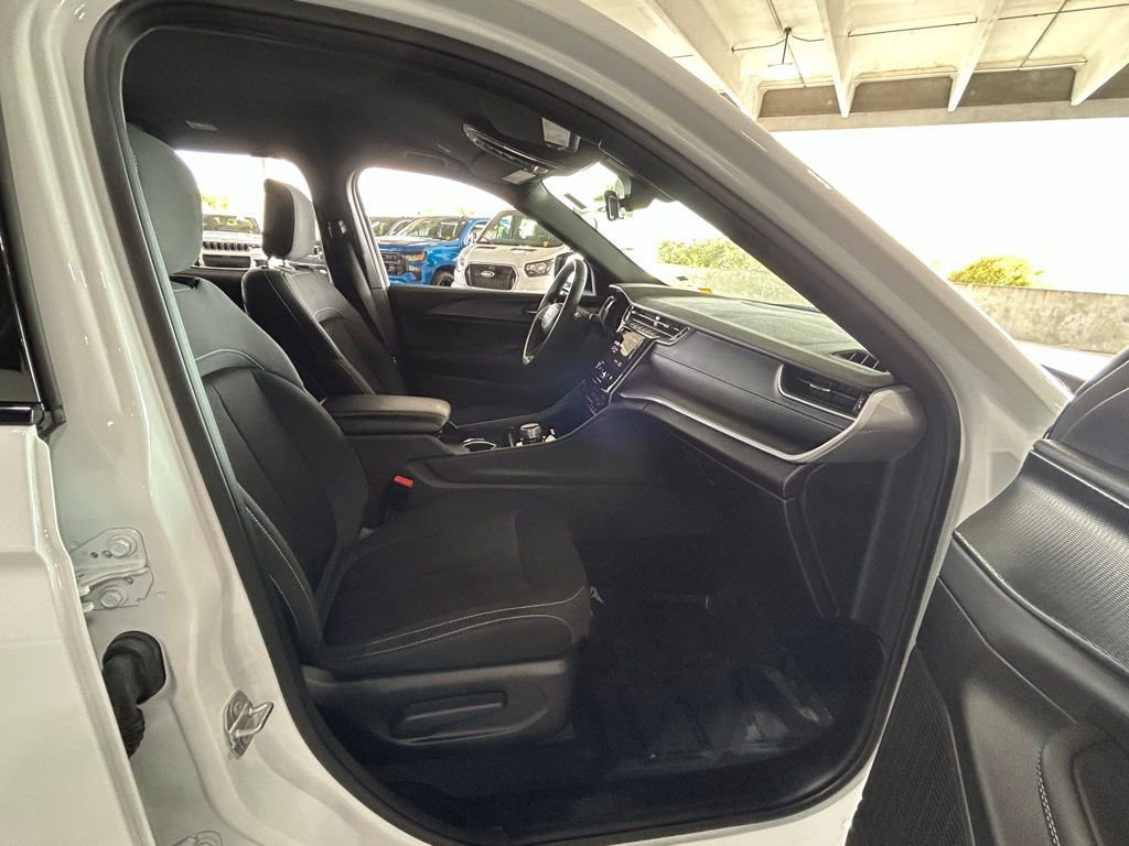 Used 2025 Jeep Grand Cherokee L Laredo image 33