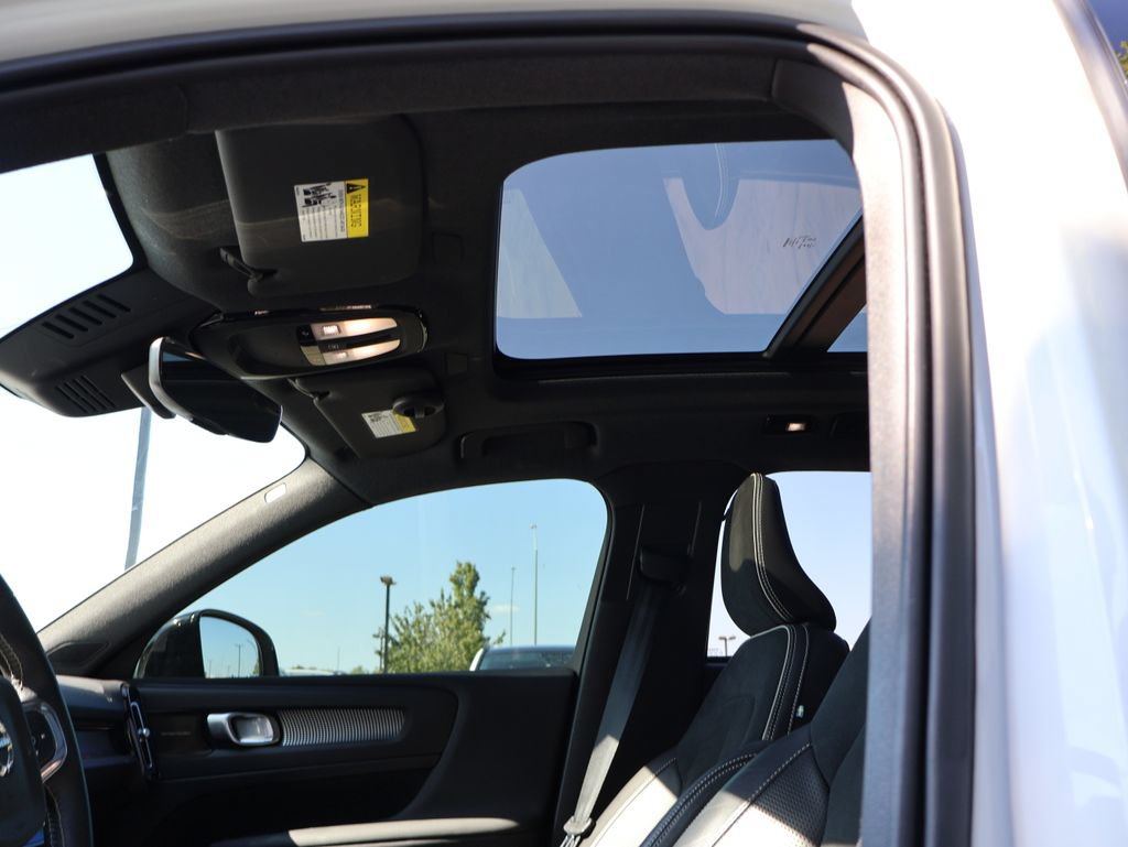 Used 2021 Volvo XC40 P8 Recharge w/ Advanced Package AWD/4WD image 17