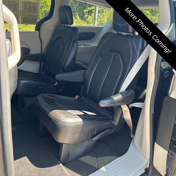 Used 2023 Chrysler Pacifica Touring-L FWD image 9