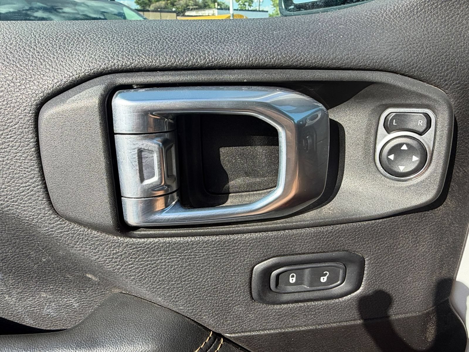 Used 2025 Jeep Wrangler Unlimited Sahara AWD/4WD image 18