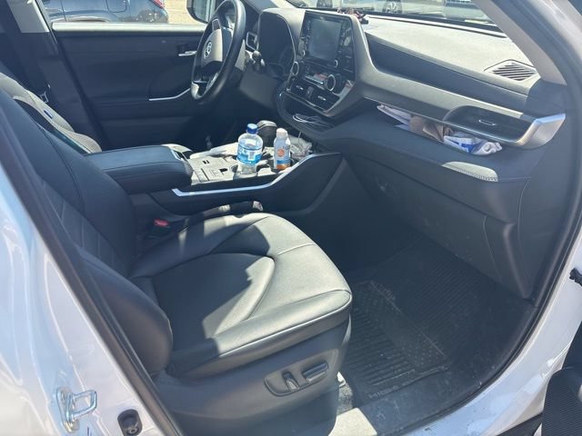 Used 2021 Toyota Highlander XLE AWD/4WD image 11