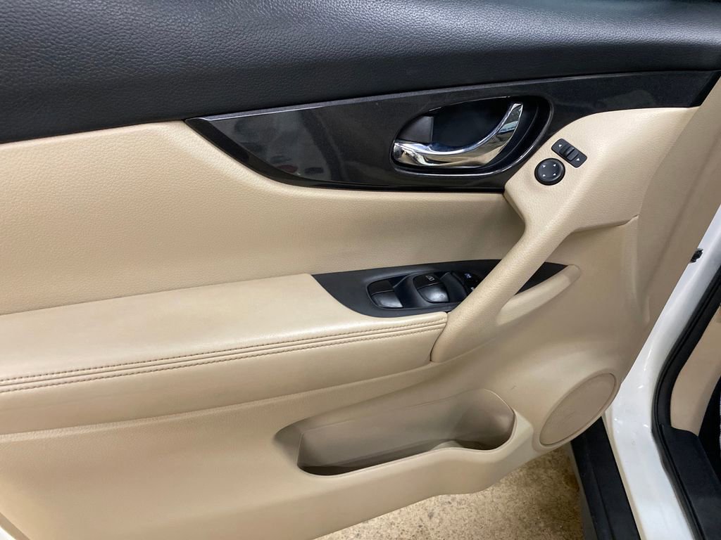 Used 2017 Nissan Rogue SV w/ SV Premium Package image 9