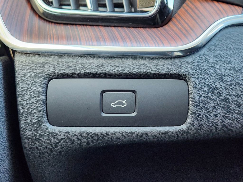 Used 2023 Volvo XC60 B5 Plus image 11