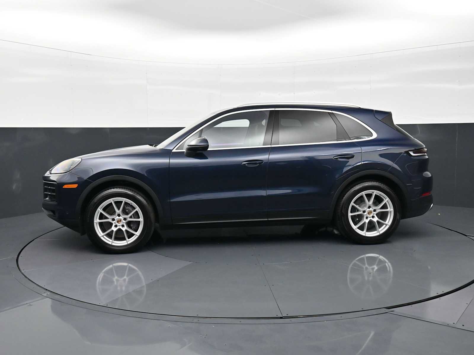 Certified 2025 Porsche Cayenne AWD/4WD image 2