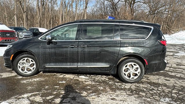 Used 2022 Chrysler Pacifica Limited image 6