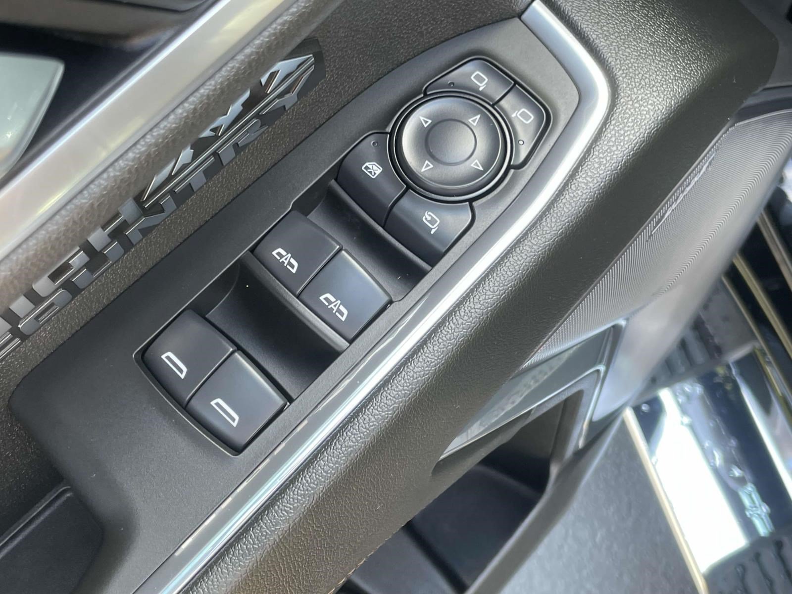 Used 2025 Chevrolet Silverado 1500 High Country w/ High Country Premium Package AWD/4WD image 17