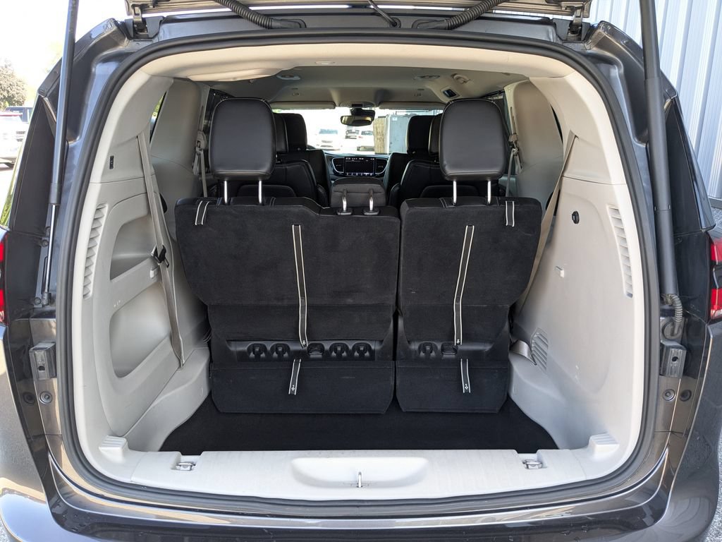 Used 2023 Chrysler Pacifica Touring-L FWD image 33
