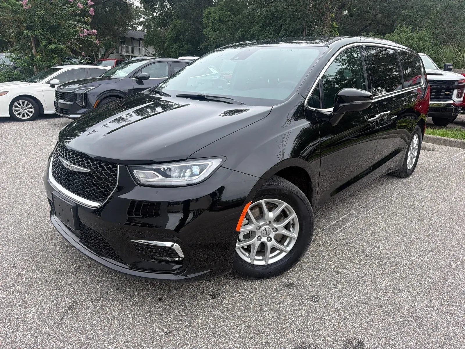 Used 2025 Chrysler Pacifica Select FWD image 2