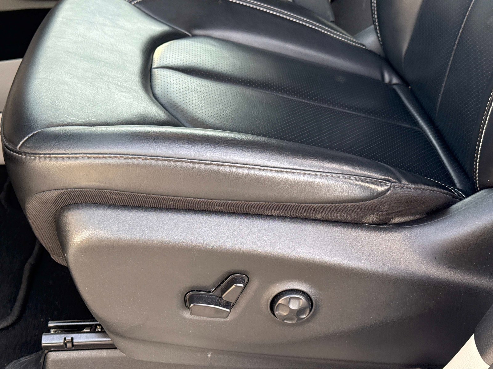 Used 2023 Chrysler Pacifica Touring-L image 21