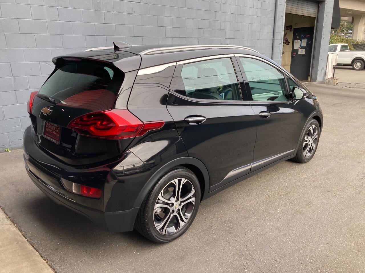 Used 2017 Chevrolet Bolt Premier w/ Driver Confidence II Package FWD image 5