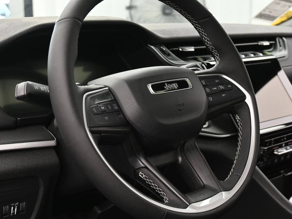 Used 2025 Jeep Grand Cherokee Altitude image 14