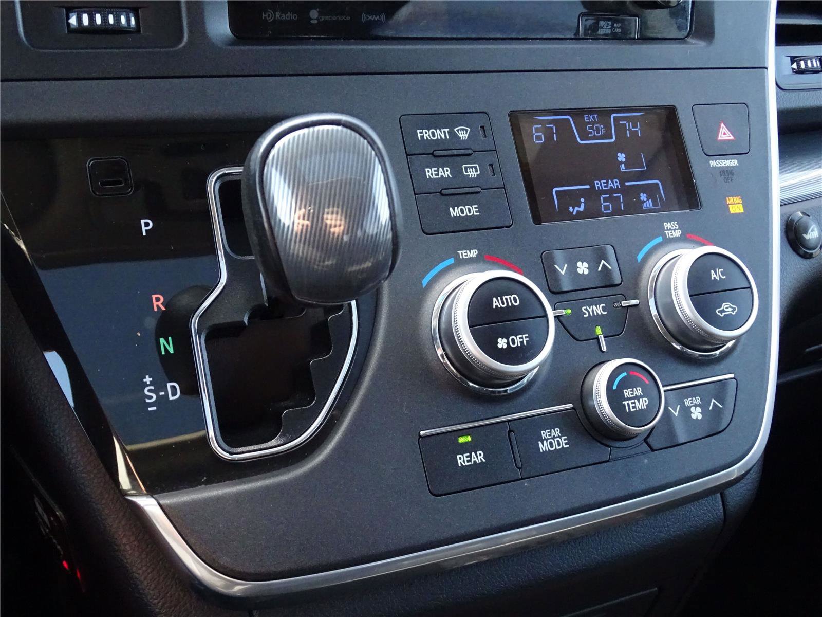 Used 2017 Toyota Sienna SE w/ SE Preferred Package FWD image 25