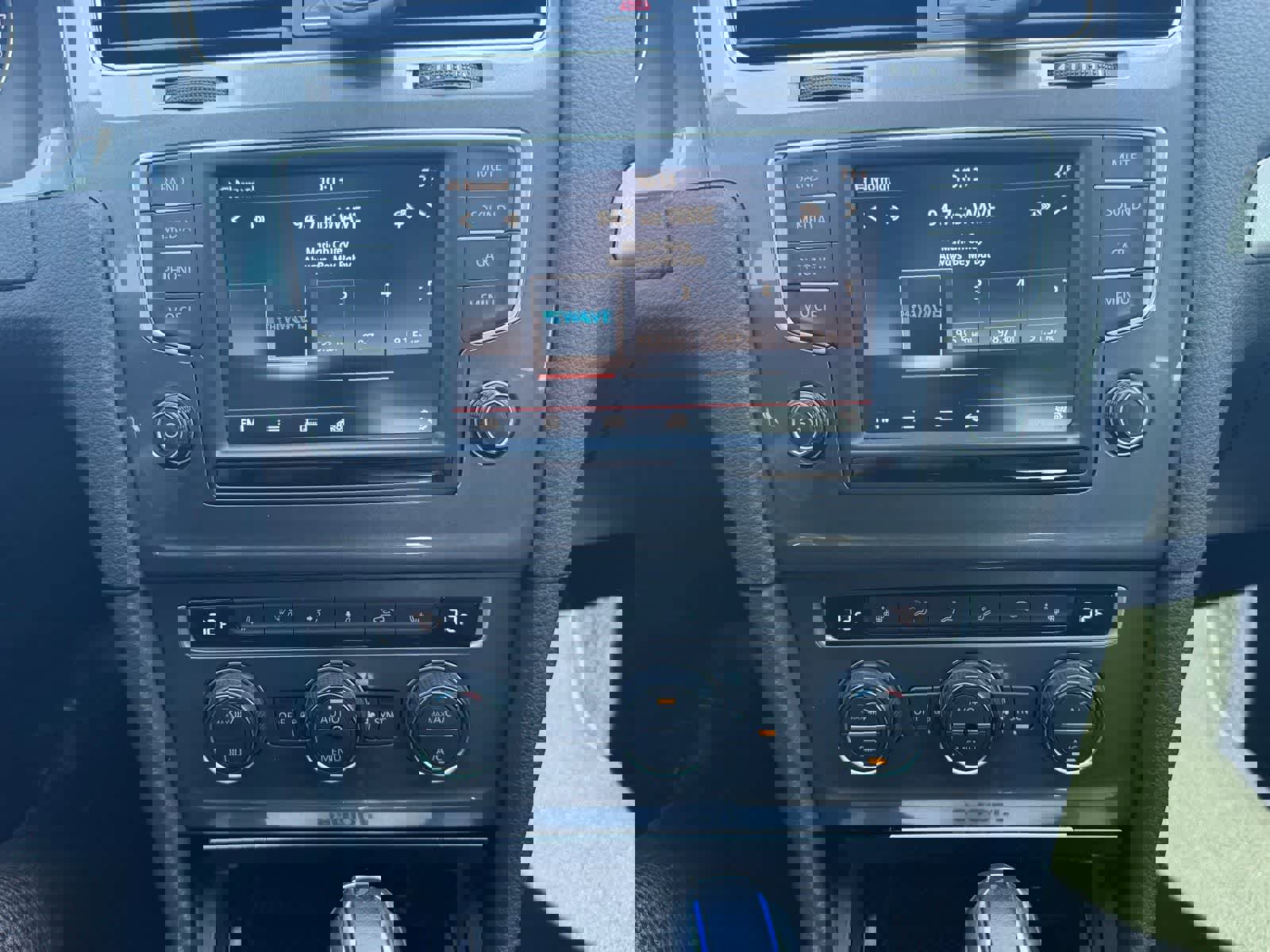 Used 2016 Volkswagen e-Golf SE FWD image 19