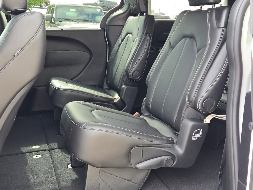 New 2026 Chrysler Pacifica Select image 18