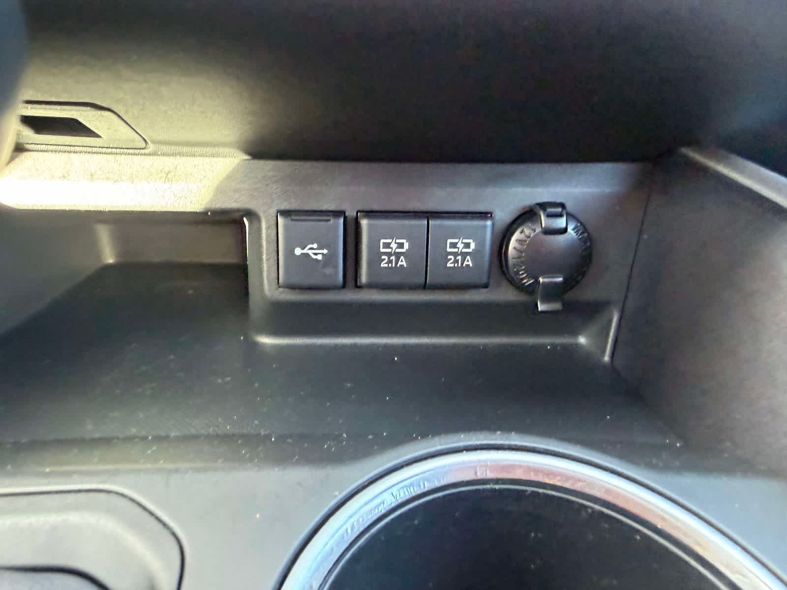 Used 2020 Toyota Highlander XLE AWD/4WD image 24